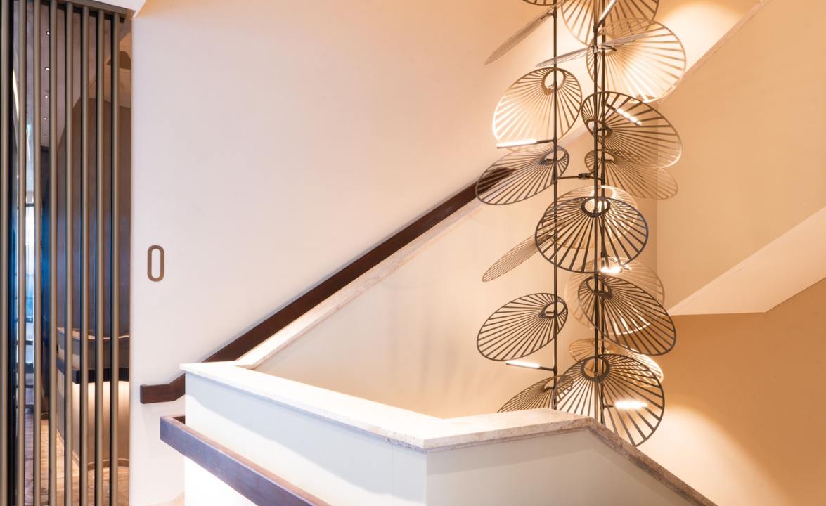 Treppenhaus mit Designerleuchte